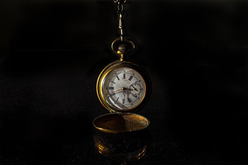 Old clock showing time